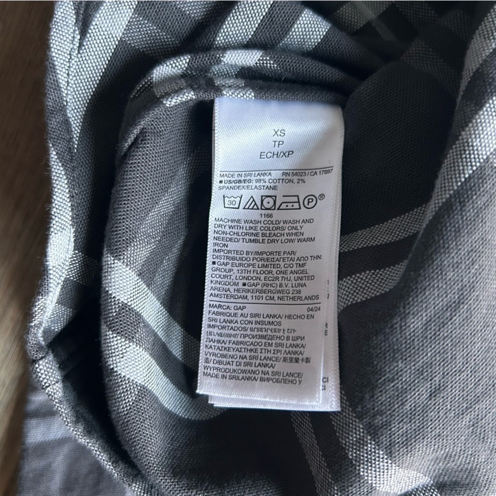 GAP | Oxford Shirt in Grey Plaid (X-Small) - Picture 6 of 6